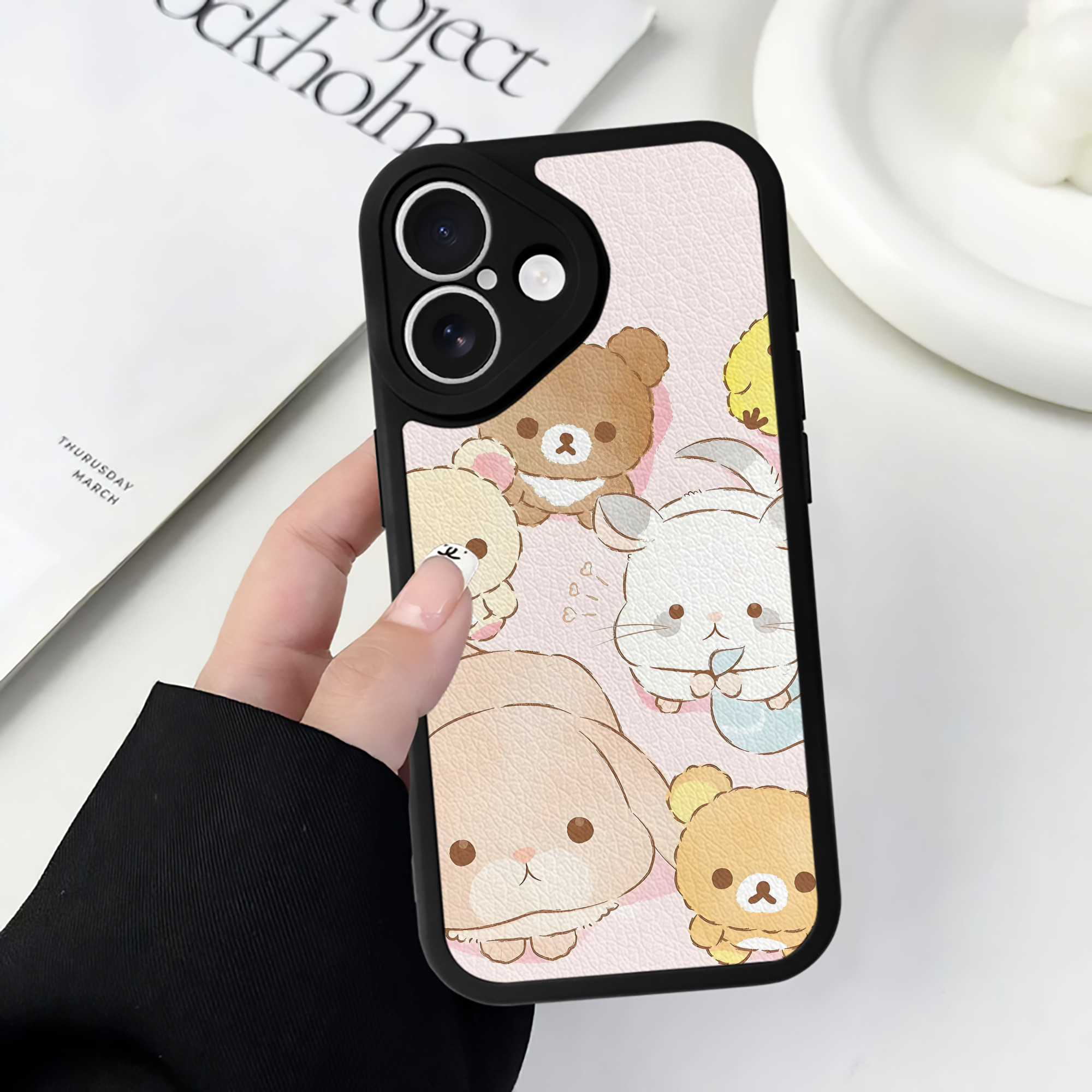 （画像用） リラックマ リラックマ キイロイトリ Rilakkuma Korilakkuma Kiiroitori 【iPhone 16シリーズ対応】シリコンスマホケース（レザー調） 材質：シリコン